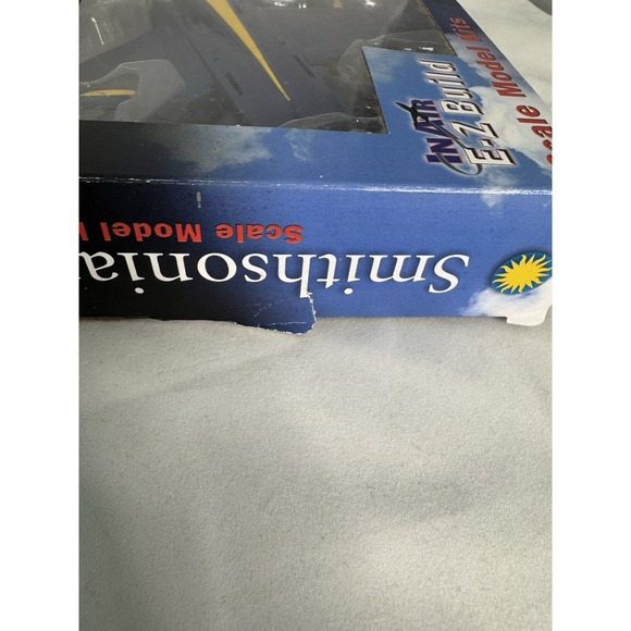 SMITHSONIAN InAir E-Z Build Model Kit - F-18 Hornet Blue Angels - 1:72 Scale - Picture 4 of 4
